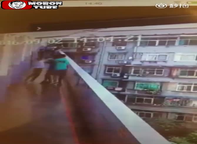 Video :She dies while escaping a fight after jumping from a balcony (public cautioned)